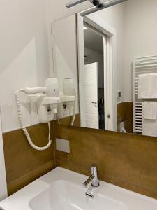 een badkamer met een wastafel en een spiegel bij ToSuite - Alba Moretta in Alba