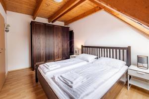 Postel nebo postele na pokoji v ubytování Riviera Lipno 503 - 15