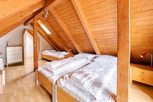 Postel nebo postele na pokoji v ubytování Riviera Lipno 503 - 15