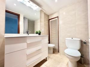 A bathroom at Apartamentos Zaragoza