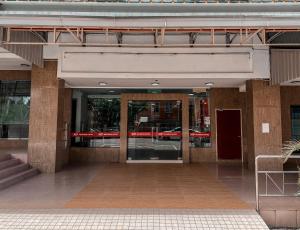 una entrada a un edificio con una puerta giratoria en N9 Business Hotel Sdn Bhd, en Nilai
