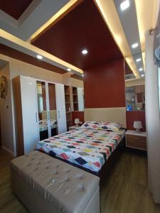 ein Schlafzimmer mit einem großen Bett in einem Zimmer in der Unterkunft Antara Residentials and Condominium in Talisay