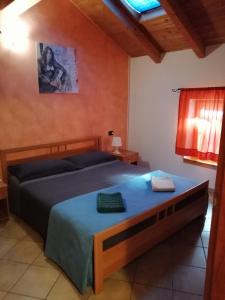 1 dormitorio con 1 cama en una habitación con ventana en Casa vacanze Ca' Manara, en Stazzona