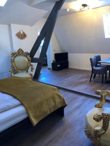 una camera con letto, tavolo e sedie di Residence De Kaaipoort appartementen ad Aardenburg