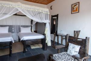 的住宿－Room in Guest room - Rushel Kivu Resort Ltd 3，一间卧室配有两张床、一把椅子和一张桌子