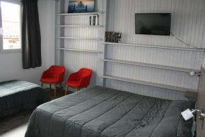 Hôtel Le Relais Dax tesisinde bir odada yatak veya yataklar