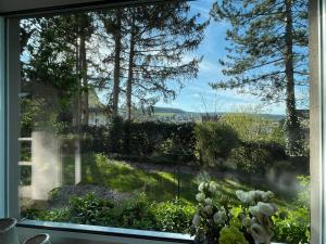 una finestra con vista sul giardino di Gartenapartment mit Ausblick stadtnah a Bad Mergentheim