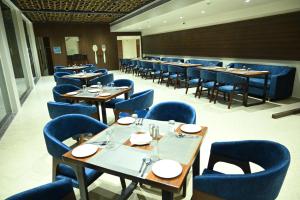 HOTEL MAKHAN VIHAR 레스토랑 또는 맛집