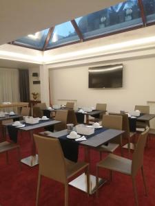 Televízia a/alebo spoločenská miestnosť v ubytovaní Gemelli Hotel