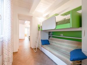 Cette chambre dispose de lits superposés et d'une échelle. dans l'établissement La Marina Apartment with Patio & Parking, à Fano