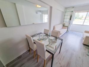 Φωτογραφία από το άλμπουμ του Cheer Up City Apartment, Near to the Finikoudes Beach στη Λάρνακα