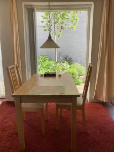 a table and two chairs in a room with a window at b&b Achter de Sterren in Den Bosch