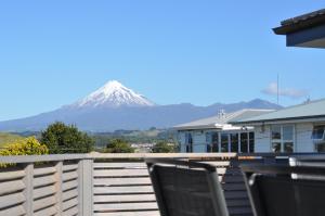 una vista di una montagna innevata da una casa di 16 Havelock a New Plymouth Altre 15 foto