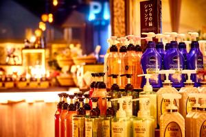 Une bande de bouteilles d'alcool assises sur un comptoir dans l'établissement Hotel BaliAn Resort Shinjuku Glamping, à Tokyo