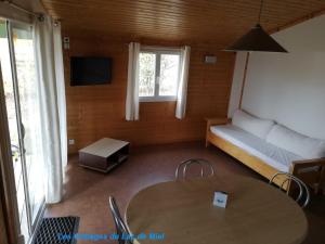 Μια τηλεόραση ή/και κέντρο ψυχαγωγίας στο Cottages du Lac de Miel