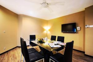 TV a/nebo společenská místnost v ubytování Ixora Hotel Penang