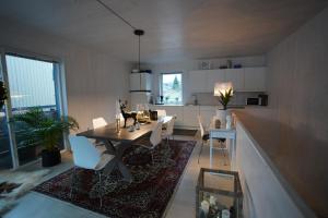 Kuchyň nebo kuchyňský kout v ubytování Fjord View Apartment
