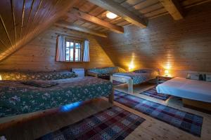 A bed or beds in a room at Drevenica Polomka, 5 min pešo Reštaurácia, Tichá ulica, Potok