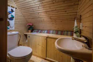 A bathroom at Drevenica Polomka, 5 min pešo Reštaurácia, Tichá ulica, Potok Még 37 kép