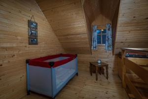 A bed or beds in a room at Drevenica Polomka, 5 min pešo Reštaurácia, Tichá ulica, Potok