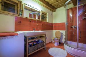 A bathroom at Drevenica Polomka, 5 min pešo Reštaurácia, Tichá ulica, Potok