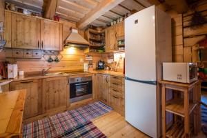 A kitchen or kitchenette at Drevenica Polomka, 5 min pešo Reštaurácia, Tichá ulica, Potok