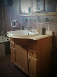 Un baño con lavabo, espejo y bañera. en Casa Avó Rosa, en Nazaré 40 fotos más