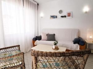 salon z białą kanapą i stołem w obiekcie EDIFICIO IFACH III w mieście Calpe