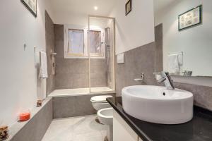 biała łazienka z umywalką i toaletą w obiekcie Oriuolo Apartment by Mamo Florence we Florencji +14 zdjęć