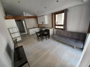 ein Wohnzimmer mit einem Sofa und einem Tisch in der Unterkunft Apartamento en el Casco Histórico de Plencia in Plentzia