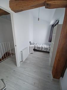 ein Zimmer mit einer Treppe und einer Couch auf dem Boden in der Unterkunft Apartamento en el Casco Histórico de Plencia in Plentzia