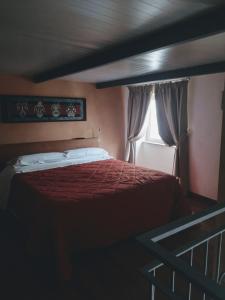 um quarto com uma cama e uma janela em Casa degli Agrumi al Centro em Marsala