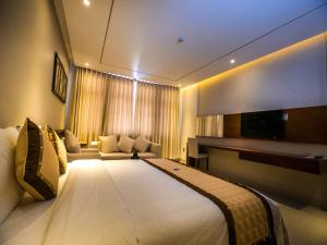 峴港的住宿－Liberty Hotel Đà Nẵng，酒店客房设有一张大床和一台电视。