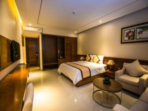 峴港的住宿－Liberty Hotel Đà Nẵng，酒店客房,配有床和沙发