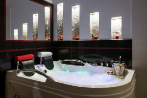 bagno con lavandino bianco e specchio di Komorowski Luxury Guest Rooms a Cracovia