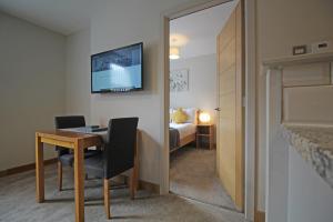 TV a/nebo společenská místnost v ubytování Hunters Walk - Luxury Central Chester Apartment - Free Parking