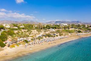 una vista aérea de una playa con sombrillas en Villa Noni, en Polis Chrysochous