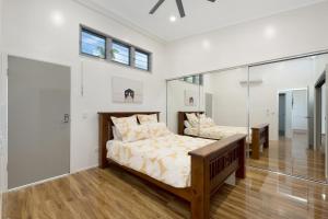 2 łóżka w sypialni ze szklanymi ścianami w obiekcie SEA-Renity on Castle Hill w mieście Townsville