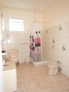 a bathroom with a toilet and a sink at Villa spacieuse avec piscine privée - Le Vauclin in Le Vauclin +11 photos