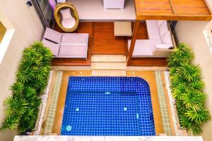 uma vista superior de uma piscina numa casa em The residence resort Villa 1bdr Private Pool em Phuket