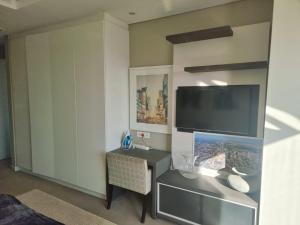 Sandton Skye 3 Bed Exclusive Apartment TV 또는 엔터테인먼트 센터