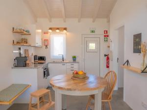 una cucina con un tavolo con una ciotola di frutta sopra di Ao Sabor do Vento (+12 ) ad Aljezur