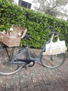 uma bicicleta com duas cestas e garrafas em MOIN !Die Weserbude em Nordenham