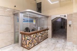 eine Lobby eines Gebäudes mit einer Glaswand in der Unterkunft La Marina in Neapel