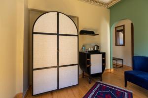 a living room with an arch door in a room at Sirin Han Hotel Old City in Istanbul