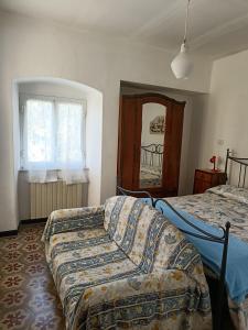 ラヴァーニャにあるCasa Bolascoのベッドルーム(ベッド1台、鏡付)