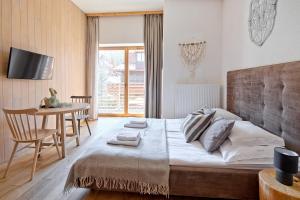 Een bed of bedden in een kamer bij Monte House Apartments Odkryj Zakopane