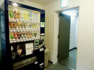 仙台绿线酒店的带卫生间的浴室内的饮料自动售货机