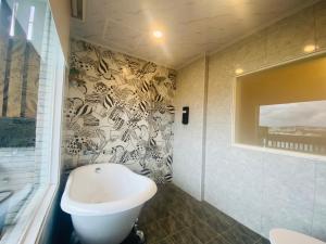 un bagno con un water e un lavandino di 墾丁涵寓包棟民宿 a Città Vecchia di Hengchun