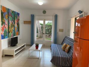 Μια τηλεόραση ή/και κέντρο ψυχαγωγίας στο Apartment with garden and swimming and beach
